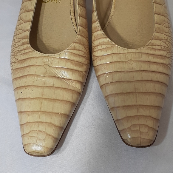 Salvatore Ferragamo cream and tan heels - Picture 5 of 11